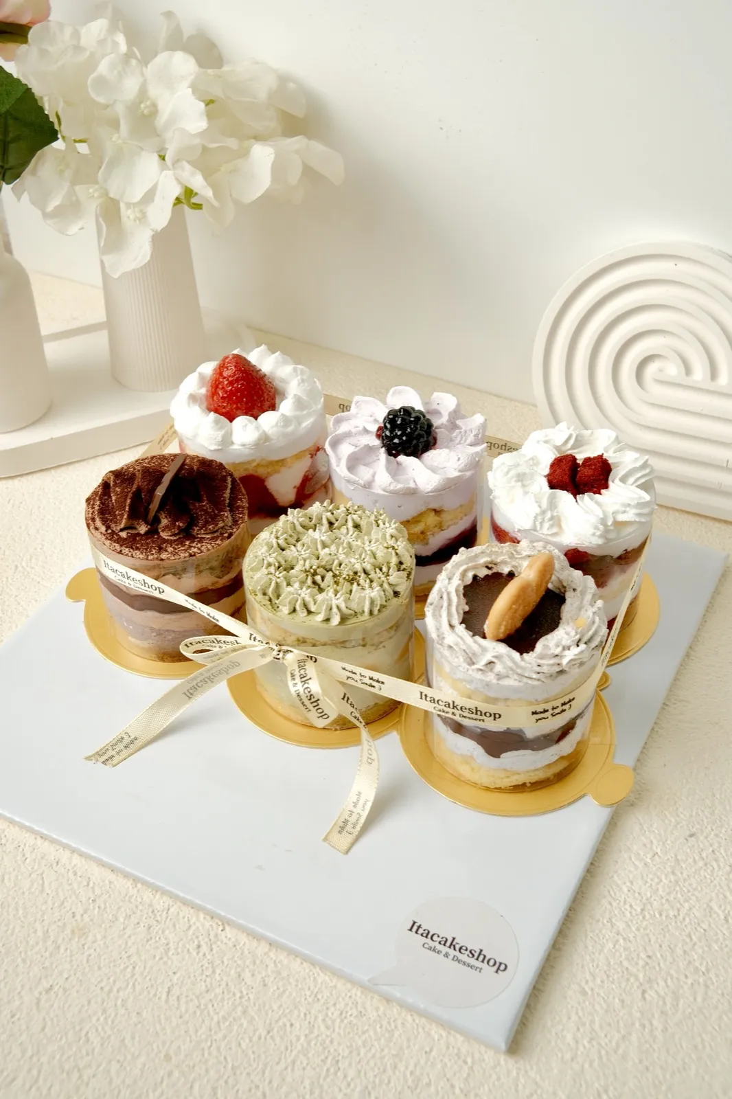 Mini chiffon Itacakeshop dalam gelas bening dengan aneka rasa di atas alas emas