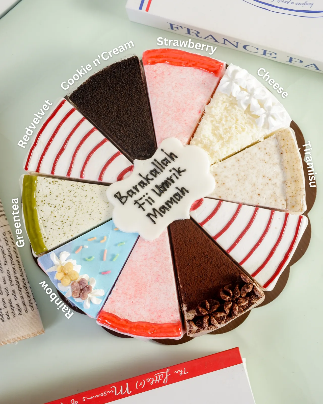 Whole mille crepes Itacakeshop dengan tujuh rasa: redvelvet, cookie n’cream, strawberry, cheese, tiramisu, greentea, dan rainbow