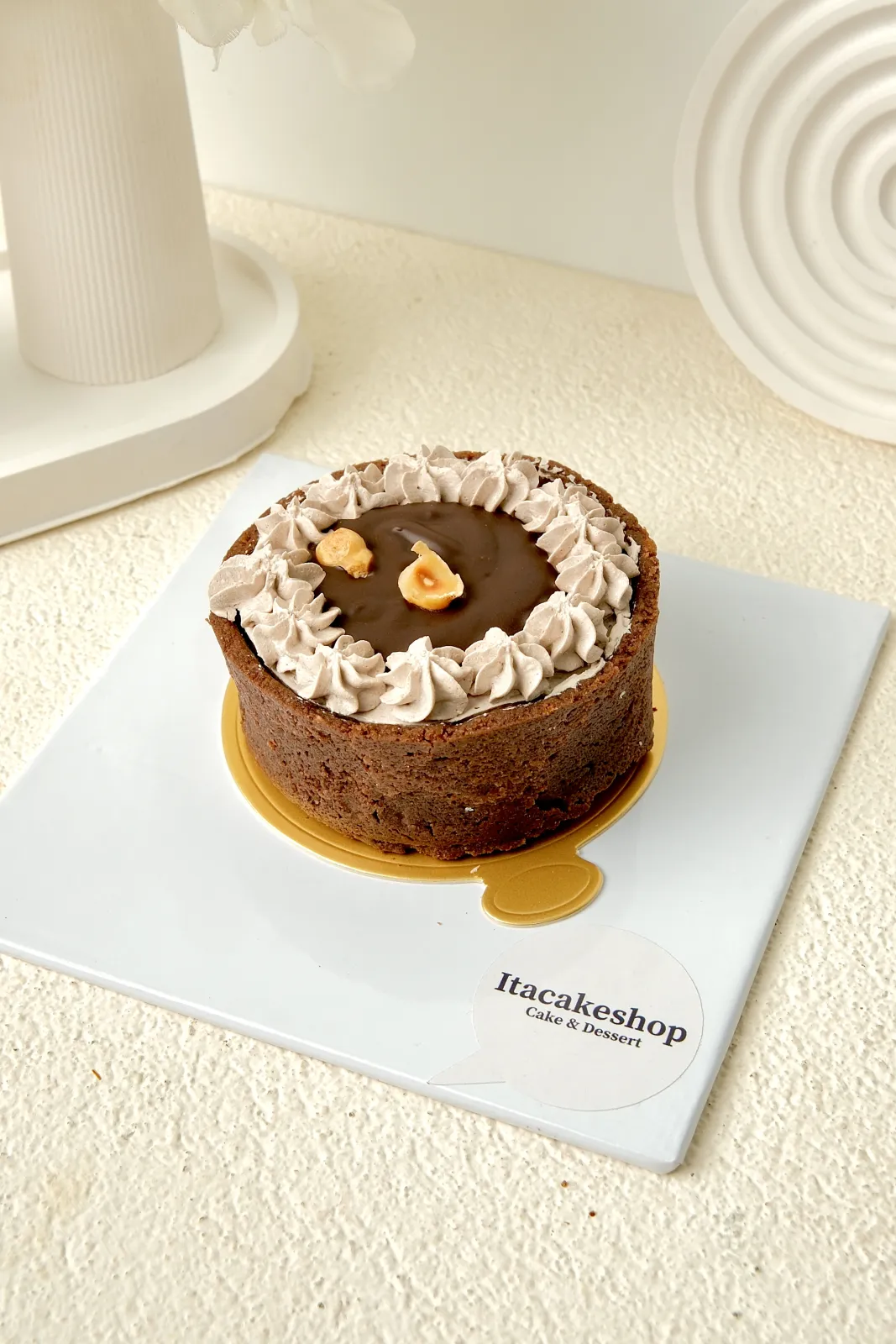 Petite cake Itacakeshop di atas alas emas: choco hazelnut, strawberry, dan vanilla