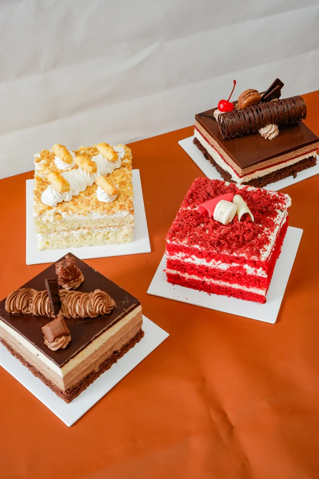 Empat square cake Itacakeshop: kastengel, redvelvet, blackforest, dan belgian